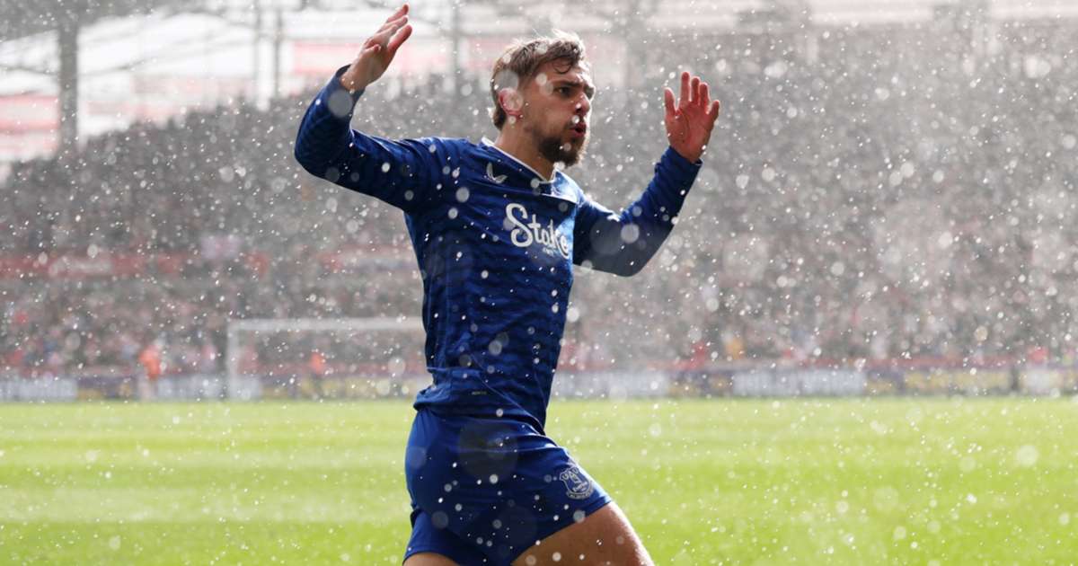 Dewsbury-Hall Rescues Everton Late